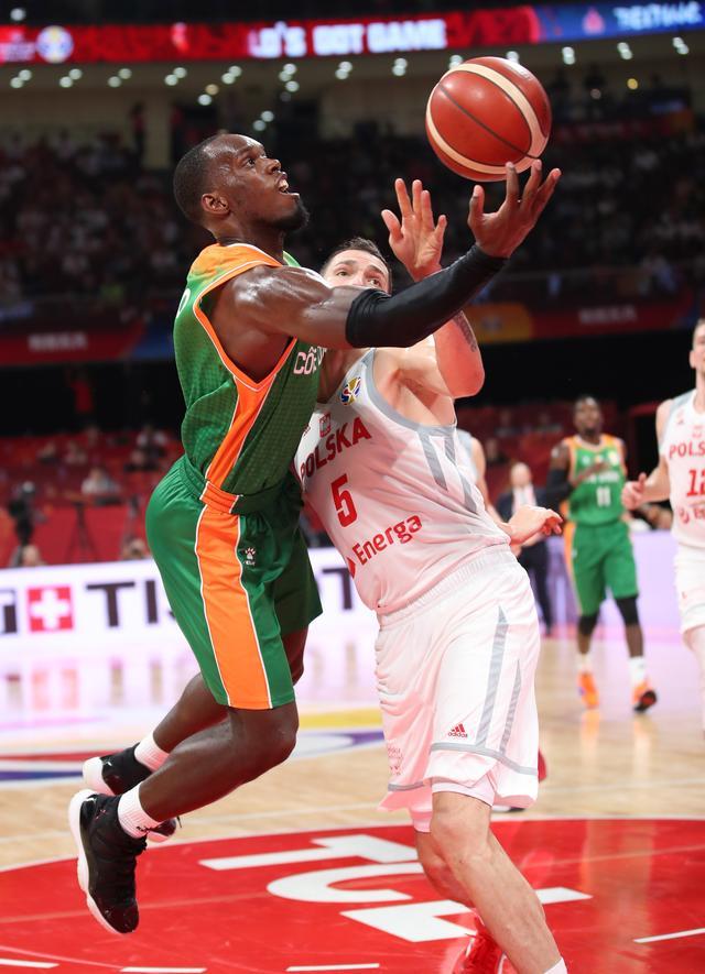 爱游戏官方-波兰队险胜韩国队，奥恰洛夫点燃赛场