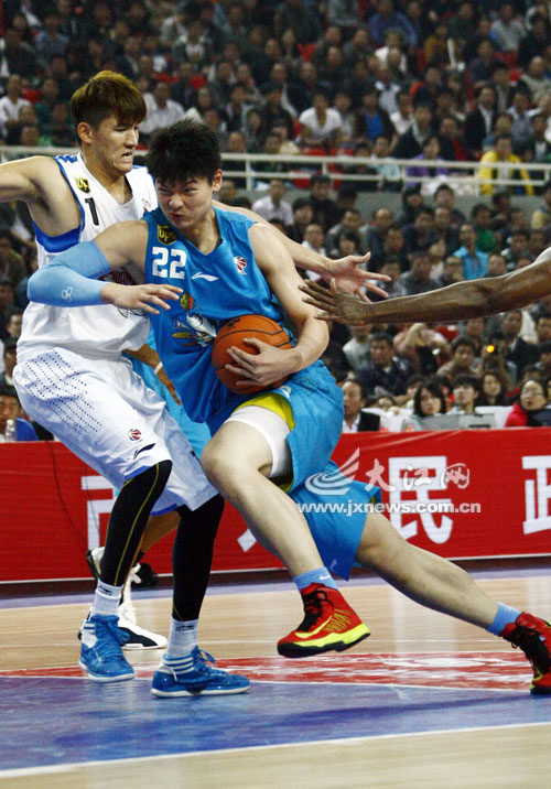 太阳轻取山东队，王哲林带队取胜