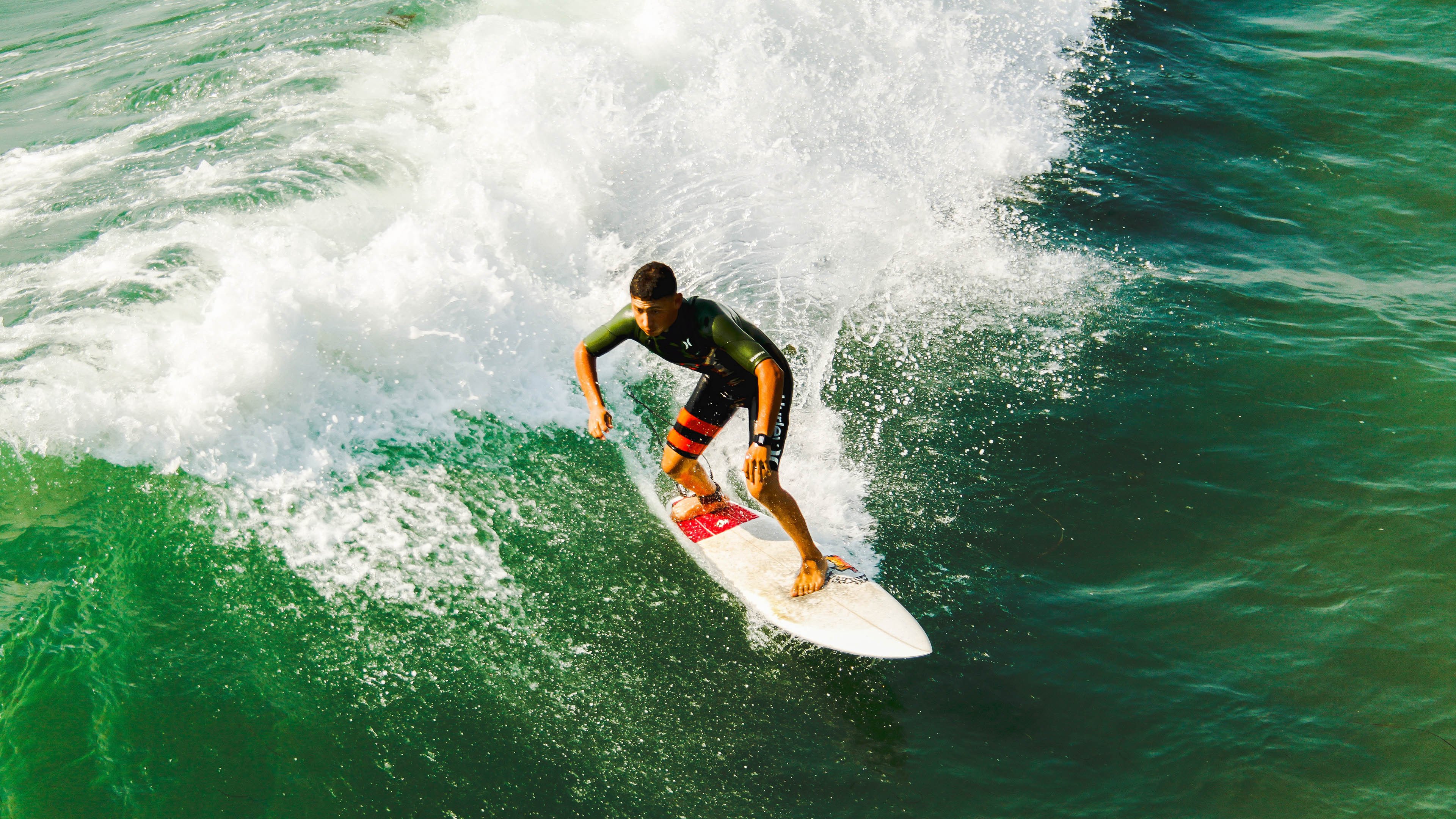 丹麦对阵巴萨,奥斯梅恩彻底打爆防线,一场战术与意志的完胜